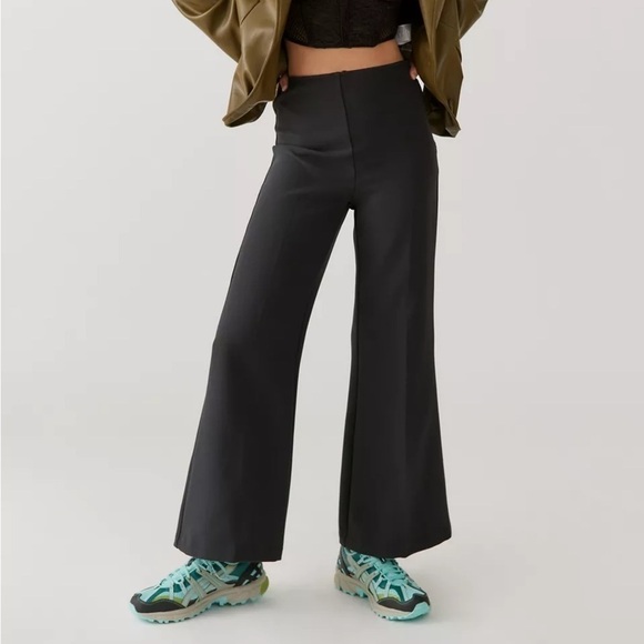 NWT Urban Outfitters (SOLD OUT) - Picture 1 of 7